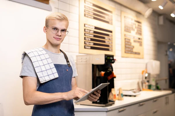 Joven Propietario Exitoso Cafetería Con Touchpad Mirándote Mientras Toma Pedidos — Foto de Stock