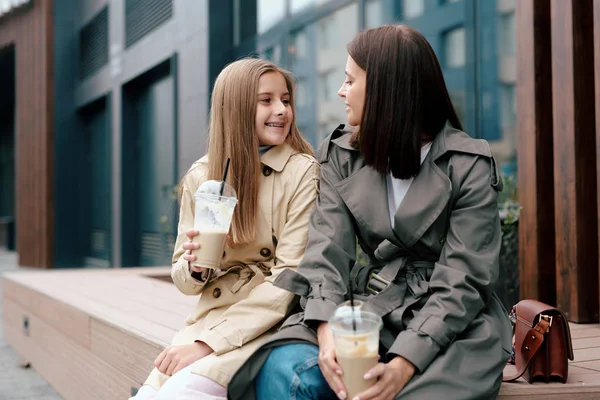 Happy Young Casual Woman Her Daughter Drinks Looking Each Other — 图库照片