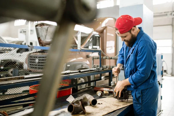 Giovane Riparatore Barbuto Abbigliamento Lavoro Che Ripara Parte Del Motore — Foto Stock