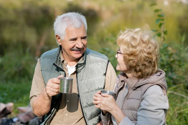 Gelukkig Volwassen Man Zijn Vrouw Met Toeristische Mokken Kijken Naar — Stockfoto