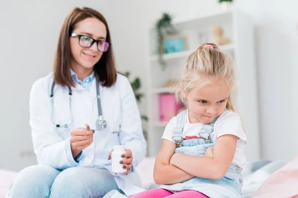 Traviesa Niña Enferma Alejándose Del Médico Dándole Medicina Mientras Ambos — Foto de Stock