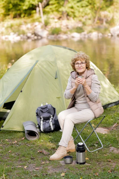 Aktive Reife Frau Sitzt Auf Kleinem Stuhl Und Trinkt Tee — Stockfoto