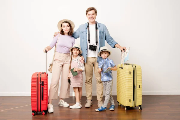 Estúdio Tiro Família Jovem Quatro Casualwear Isolamento Enquanto Vai Viajar — Fotografia de Stock