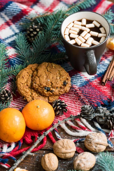 Tasse Heißen Tee Oder Kaffee Mit Marshmallows Walnüssen Mandarinen Und — Stockfoto