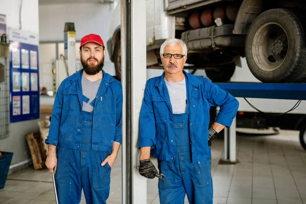 Junger Bärtiger Arbeiter Und Technischer Meister Arbeitskleidung Der Dich Bei — Stockfoto