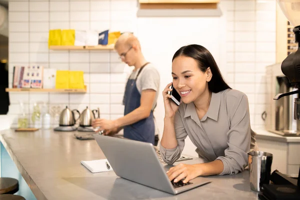 Joven Gerente Positivo Clientes Consultoría Restaurantes Teléfono Delante Computadora Portátil — Foto de Stock