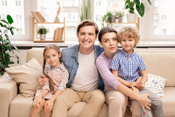 Heureuse Famille Quatre Personnes Tenue Décontractée Assise Sur Canapé Dans — Photo