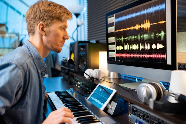 Komoly Ember Megérinti Egyik Zongorakulcsot Miközben Hanghullámokat Nézi Számítógép Képernyőjén — Stock Fotó