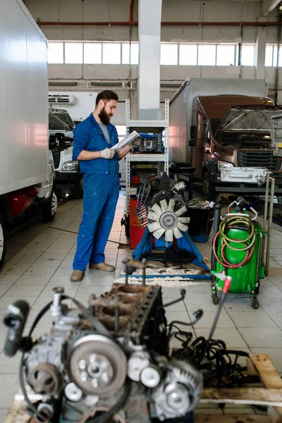 Jeune Travailleur Entretien Technique Contemporain Debout Près Une Des Machines — Photo