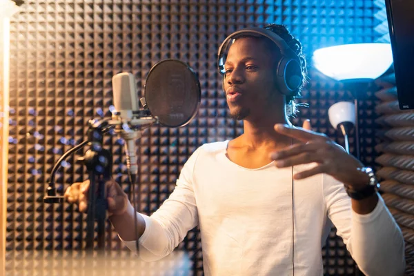 Jonge Afrikaanse Man Wit Shirt Koptelefoon Die Bij Microfoon Staat — Stockfoto