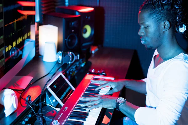 Joven Hombre Afroamericano Serio Haciendo Nueva Música Mientras Está Sentado —  Fotos de Stock