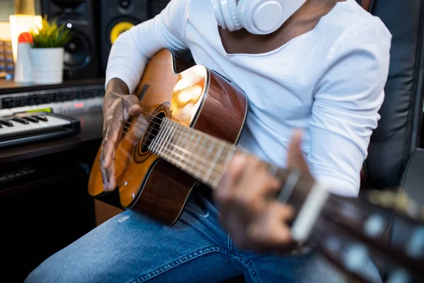 Guitare Acoustique Entre Les Mains Jeune Musicien Origine Africaine Pendant — Photo