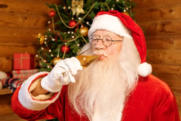 Kerstman Het Drinken Van Champagne Tijdens Het Vieren Van Kerstmis — Stockfoto