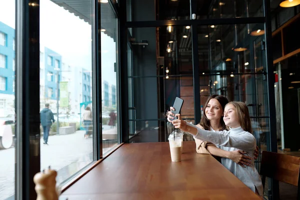 Menina Feliz Esticando Braços Com Smartphone Fazer Selfie Com Mãe — Fotografia de Stock