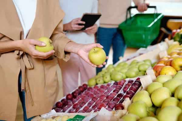 Young Woman Beige Trenchcoat Holding Two Ripe Granny Smith Apples — Stock Photo, Image