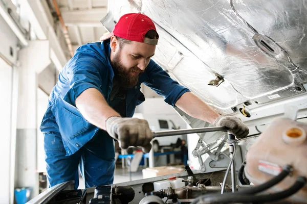 Ung Tekniker Arbetskläder Böjning Över Motorn Bil Eller Lastbil Vid — Stockfoto