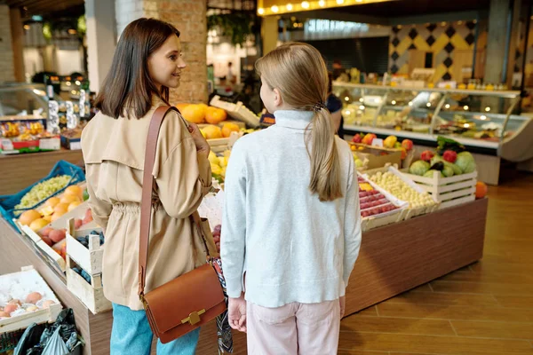 Visszapillantás Fiatal Lány Anyja Eldönteni Hogy Mit Vásároljon Szupermarketben Miközben — Stock Fotó