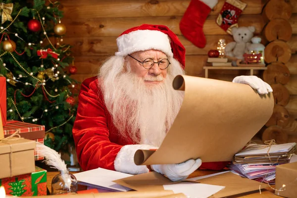 Seriös Santa Vita Handskar Glasögon Och Kostym Läsa Brev Julen — Stockfoto