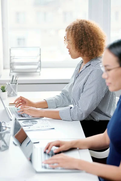 Unga Samtida Arbetskamraterna Skriver Framför Bärbar Dator Medan Hon Sitter — Stockfoto