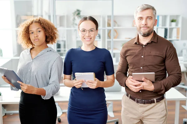 Jóvenes Compañeros Trabajo Contemporáneos Haciendo Cola Frente Cámara Mientras Organizan — Foto de Stock