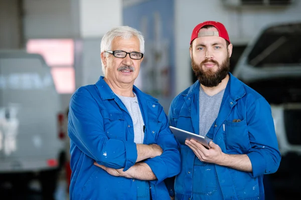 Junger Bärtiger Technischer Servicemitarbeiter Und Sein Reifer Kollege Arbeitskleidung Stehen — Stockfoto