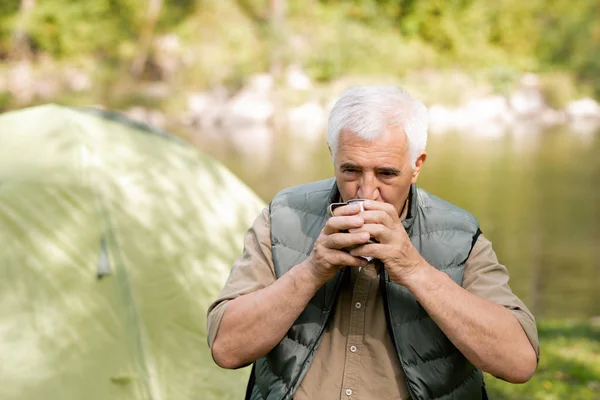 Senderista Senior Con Cabello Gris Bebiendo Caliente Taza Turística Mientras —  Fotos de Stock