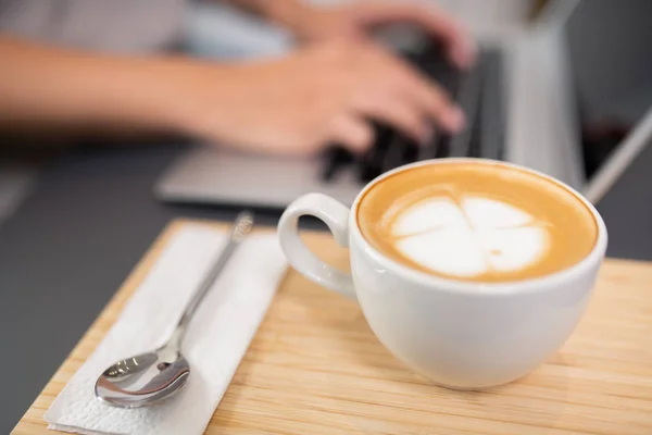 Copo Porcelana Cappuccino Com Decoração Leite Topo Espumoso Guardanapo Papel — Fotografia de Stock