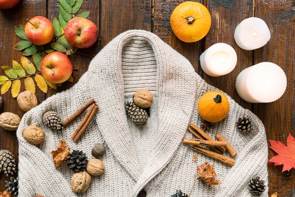 Sammansättning Brinnande Ljus Mogna Äpplen Och Pumpor Kanelpinnar Valnötter Ekollon — Stockfoto