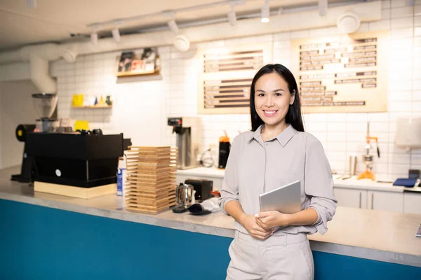 Feliz Joven Camarera Morena Sosteniendo Tableta Digital Mientras Está Pie — Foto de Stock