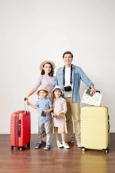 Jeune Mari Femme Occasionnels Avec Bagages Leur Petit Fils Leur — Photo