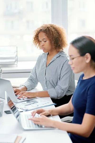 Unga Allvarliga Blandras Bankir Vidröra Tangenter Laptop Knappsats Samtidigt Som — Stockfoto