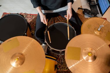 Evde, garajda ya da stüdyoda prova yapan genç davulcu ya da müzisyenin ellerine dikkatle bakın.