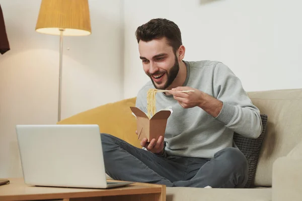 Jovem Feliz Camisola Cinza Calças Camisola Comendo Wok Udon Com — Fotografia de Stock