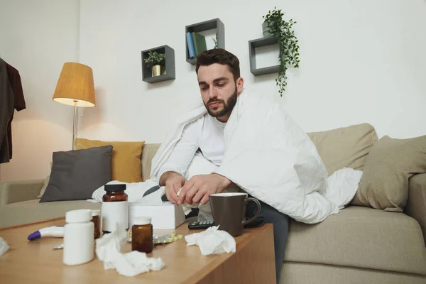 Junger Mann Mit Covid19 Oder Erkältung Sitzt Auf Couch Unter — Stockfoto
