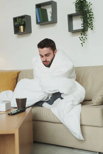 Doente Embrulhado Cobertor Sentado Sofá Frente Mesa Com Medicina Sala — Fotografia de Stock
