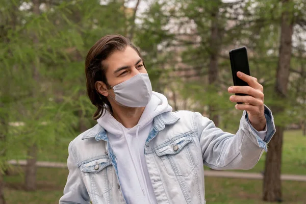 Chico Feliz Ropa Casual Máscara Protectora Haciendo Selfie Parque Público —  Fotos de Stock