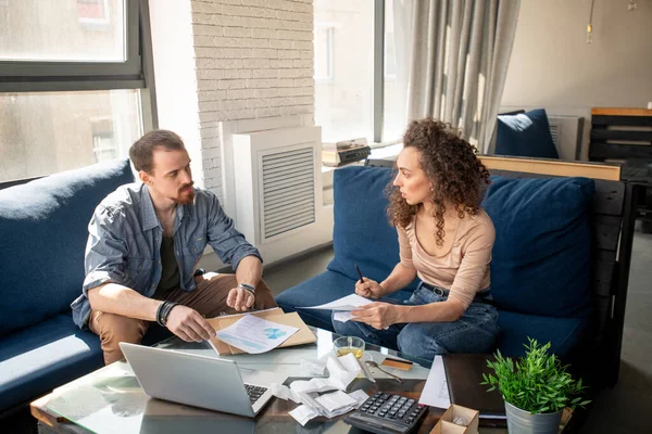 Joven Pareja Seria Consultando Sobre Puntos Trabajo Financieros Mientras Mira — Foto de Stock