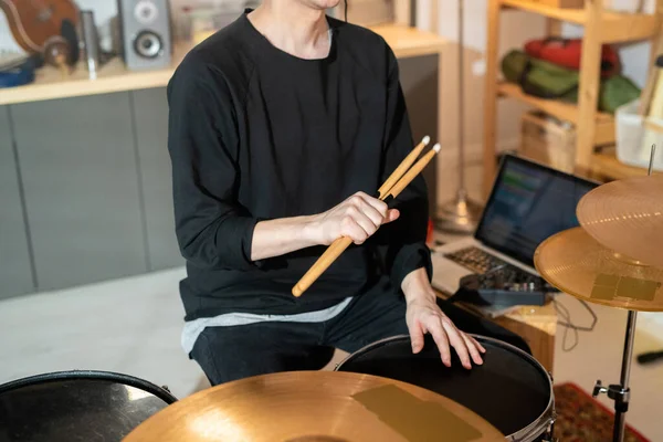 Guy Black Sweatshirt Jeans Holding Drumsticks Drum While Touching Instrument — Stock Photo, Image