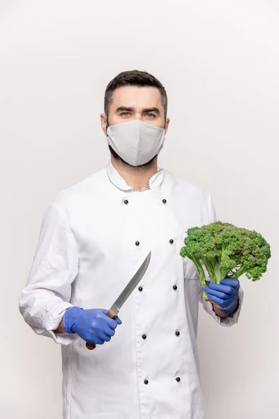 Chef Exitoso Máscara Protectora Guantes Uniforme Blanco Cortar Brócoli Fresco — Foto de Stock