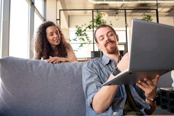 Joven Hombre Barbudo Sonriente Mostrando Esposa Nuevo Equipo Para Restaurante — Foto de Stock