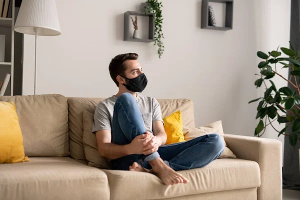Giysi Maskeli Dalgın Genç Adam Evde Yalnız Başına Oturuyor Başka — Stok fotoğraf