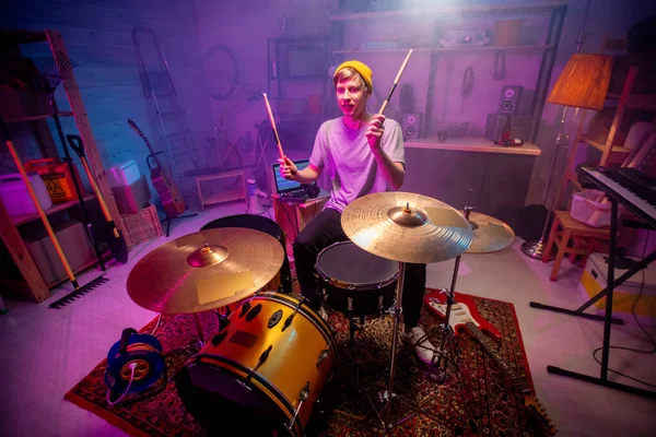 Jongeman Casualwear Die Zijn Handen Opsteekt Met Drumstokken Terwijl Hij — Stockfoto