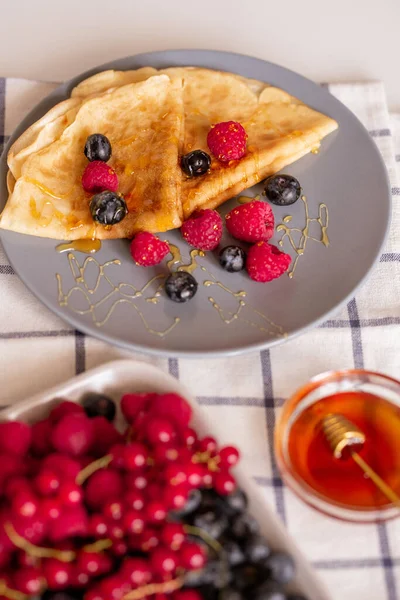 Teller Mit Zwei Gefalteten Appetitlichen Pfannkuchen Mit Honig Und Frischen — Stockfoto