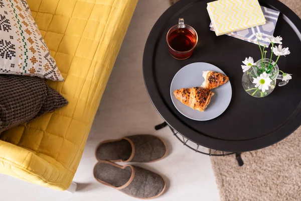 Disposición Plana Zapatillas Suelo Entre Sofá Amarillo Con Almohadas Mesa —  Fotos de Stock