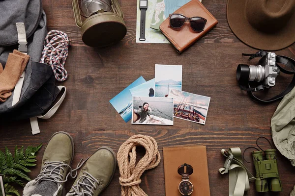ハイキングのものと木製のテーブルの上の美しい旅行写真のビューの上に 新しい旅のコンセプトを計画 — ストック写真