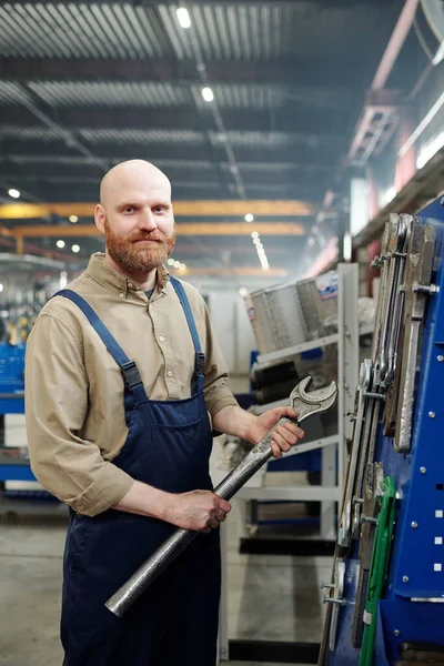 Porträtt Skallig Skäggig Man Med Stor Metallskiftnyckel Och Stående Industributik — Stockfoto