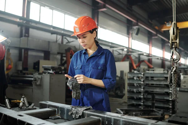 Mujer Asiática Joven Hardhat Naranja Con Guantes Protectores Mientras Prepara — Foto de Stock