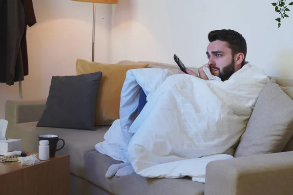 Homem Infeliz Doente Envolto Cobertor Sentado Sofá Frente Aparelho Assistindo — Fotografia de Stock