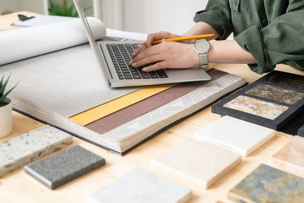 Händer Unga Samtida Designer Interiör Vidröra Knappar Laptop Knappsats Samtidigt — Stockfoto