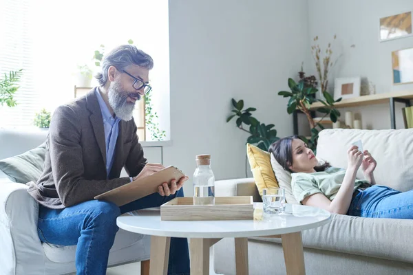 Senior Skäggig Psykoterapeut Gör Anteckningar Samtidigt Analysera Klagomål Unga Upprörda — Stockfoto